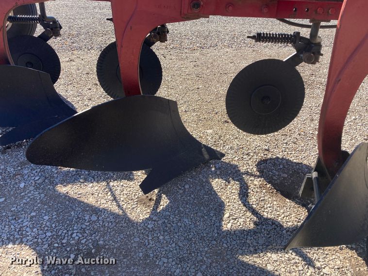 image for item HN9799 International 720  five bottom plow