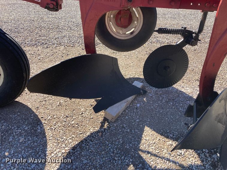 image for item HN9799 International 720  five bottom plow