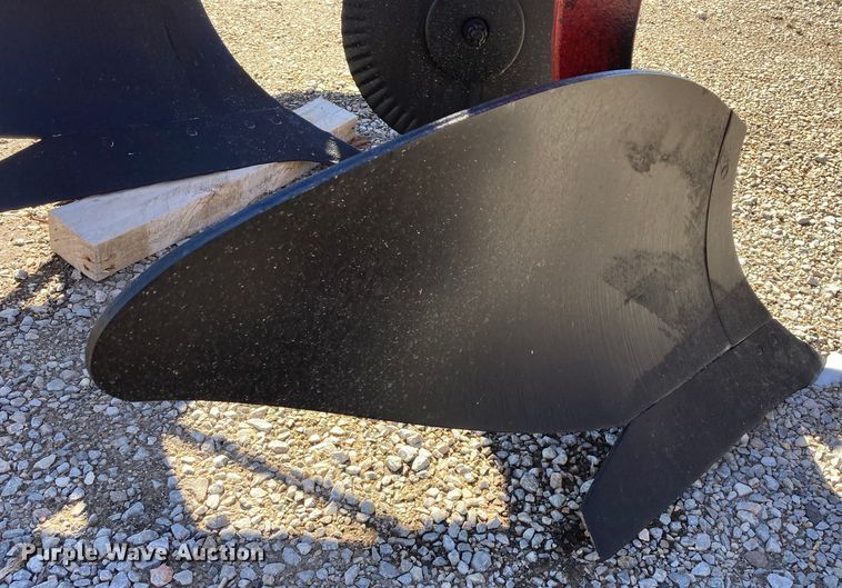 image for item HN9799 International 720  five bottom plow