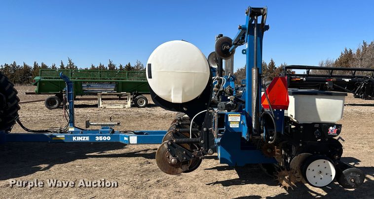 image for item LT9045 Kinze 3500  no-till planter