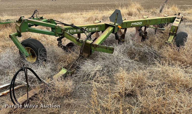 image for item LT9457 John Deere 3600  plow