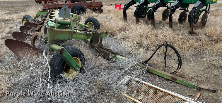 image for item LT9457 John Deere 3600  plow