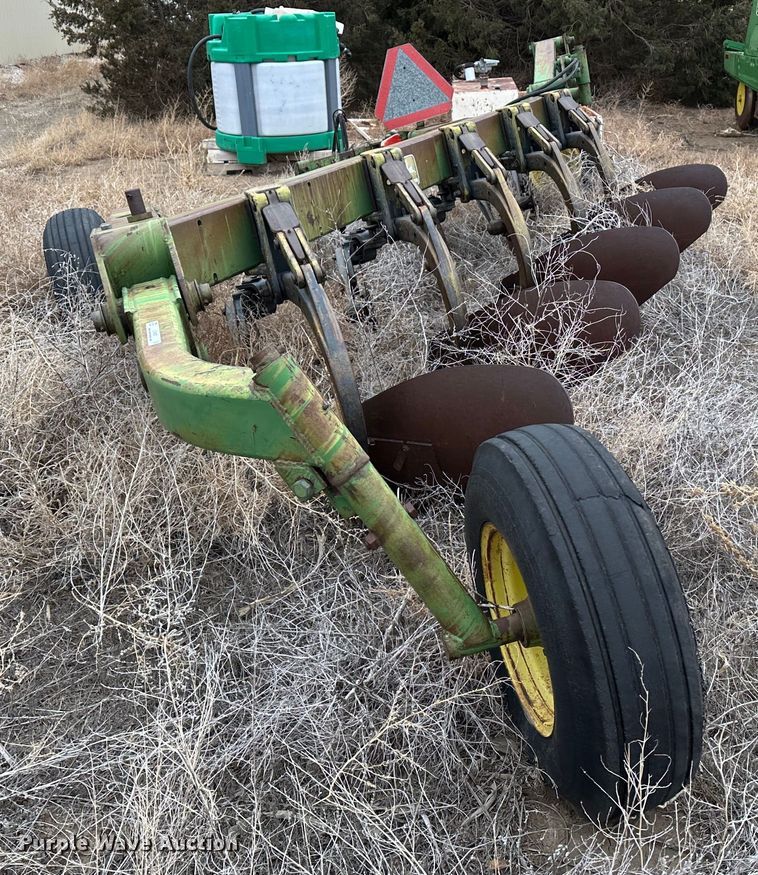 image for item LT9457 John Deere 3600  plow