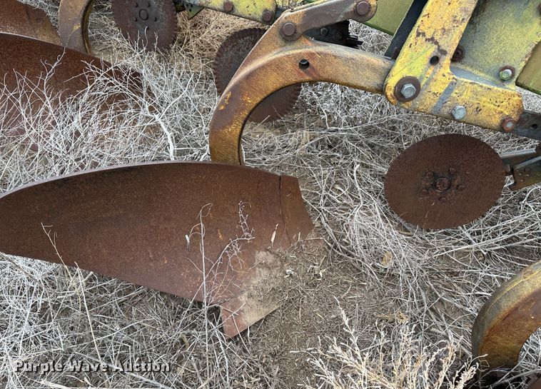image for item LT9457 John Deere 3600  plow