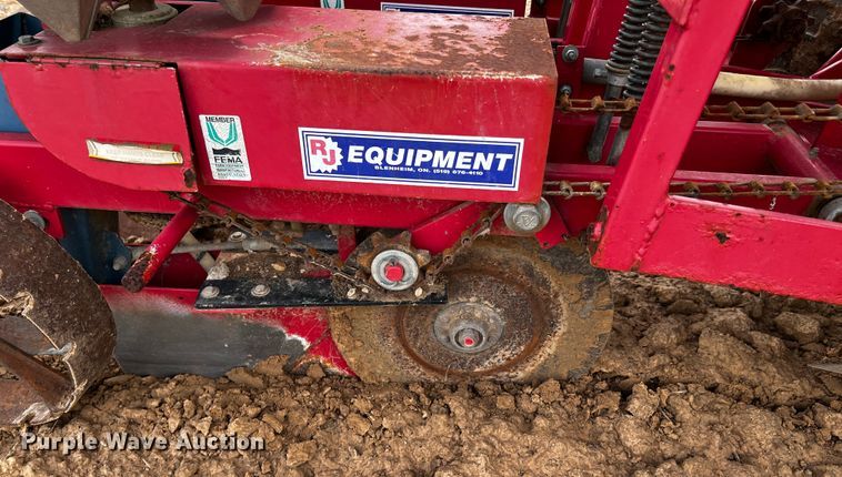 image for item MF9809 RJ Equipment RJNT 600  no-till transplanter