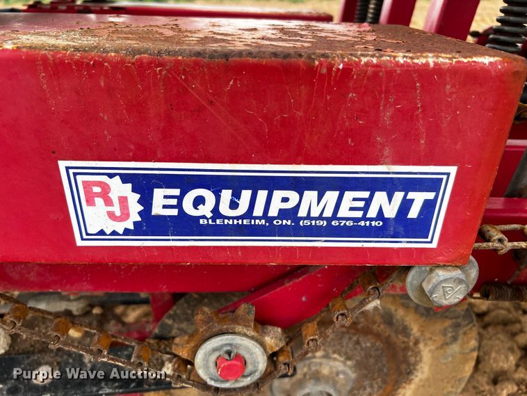 image for item MF9809 RJ Equipment RJNT 600  no-till transplanter