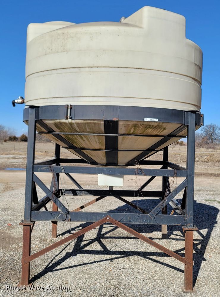 image for item MH9737 Cone bottom poly tank