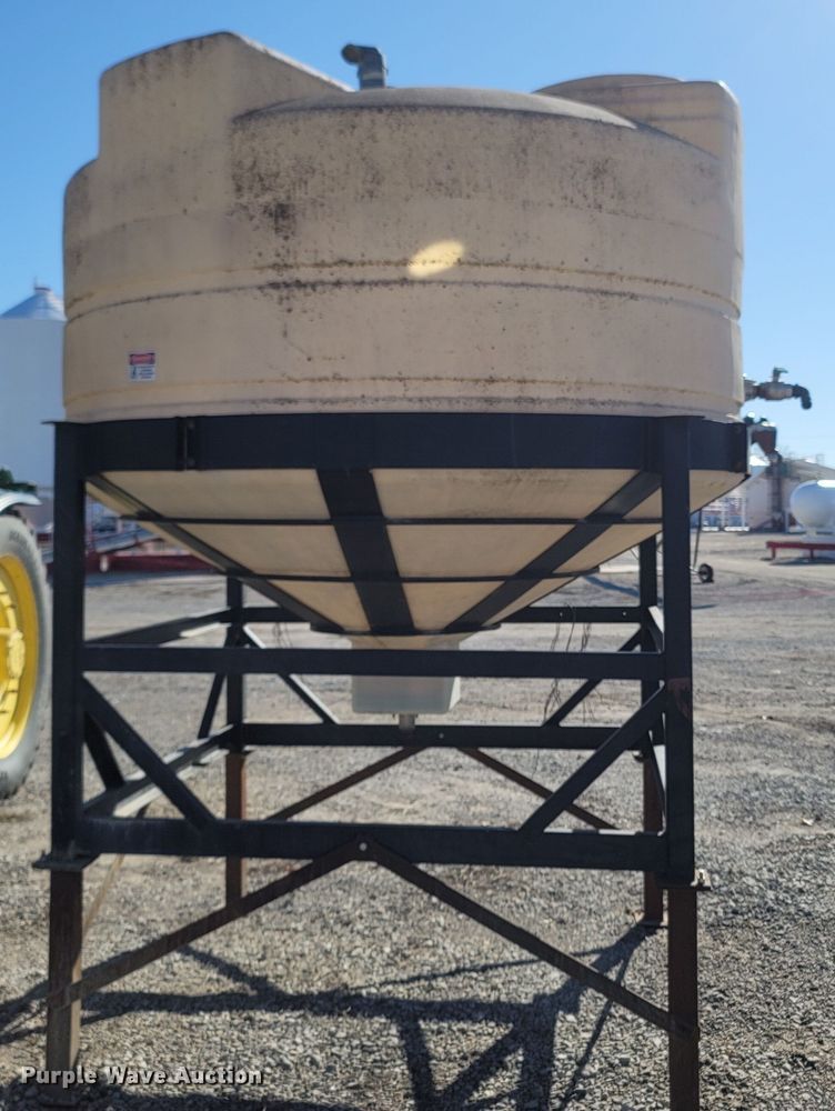 image for item MH9737 Cone bottom poly tank