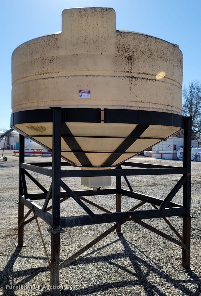 image for item MH9737 Cone bottom poly tank