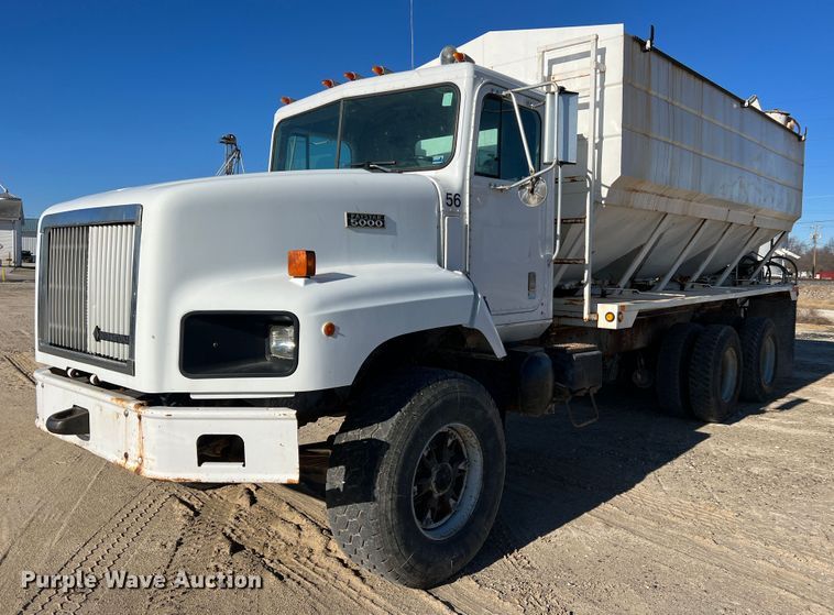image for item MM9050 1996 International Paystar 5000  fertilizer delivery truck