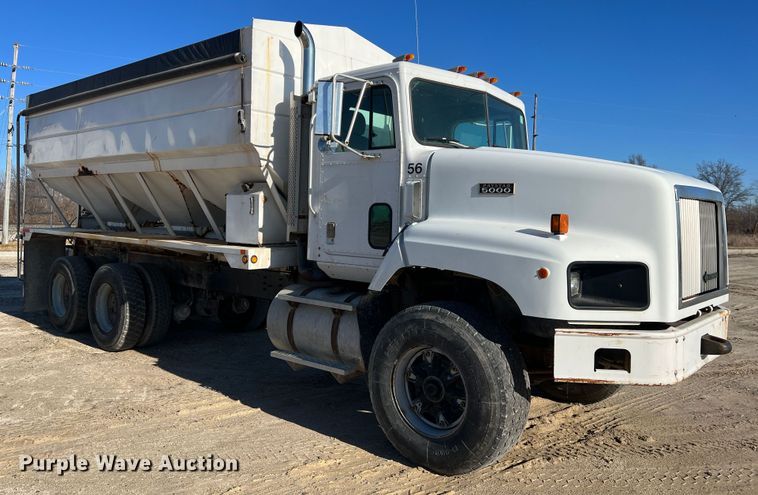 image for item MM9050 1996 International Paystar 5000  fertilizer delivery truck