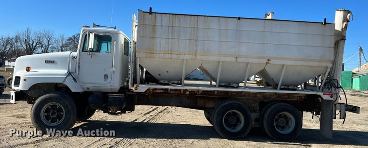 image for item MM9050 1996 International Paystar 5000  fertilizer delivery truck