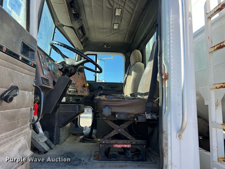 image for item MM9050 1996 International Paystar 5000  fertilizer delivery truck