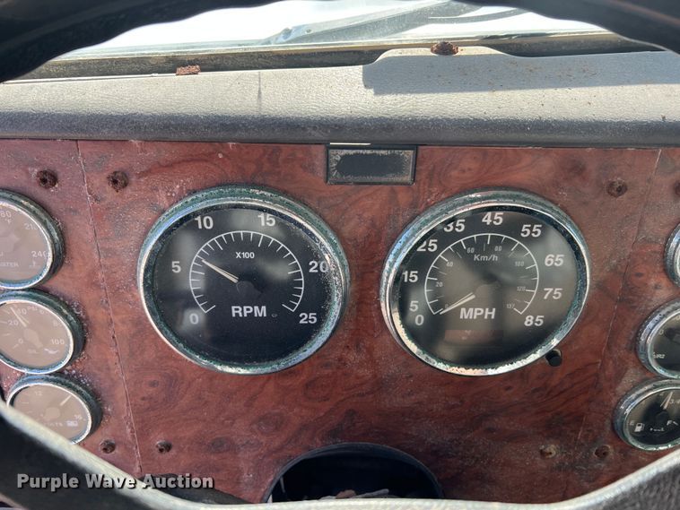 image for item MM9050 1996 International Paystar 5000  fertilizer delivery truck