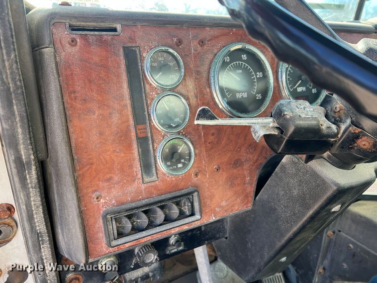 image for item MM9050 1996 International Paystar 5000  fertilizer delivery truck