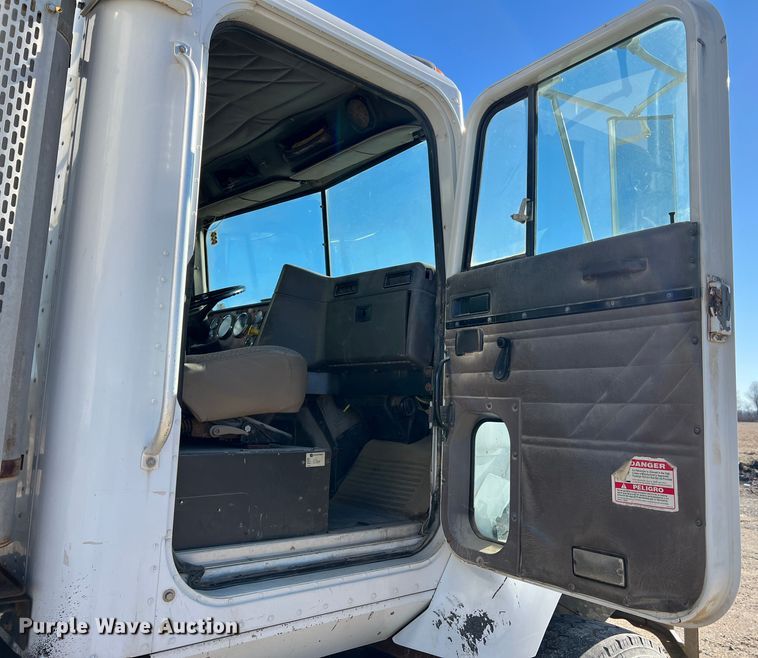 image for item MM9050 1996 International Paystar 5000  fertilizer delivery truck