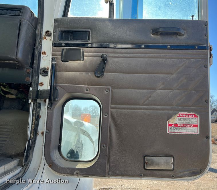 image for item MM9050 1996 International Paystar 5000  fertilizer delivery truck