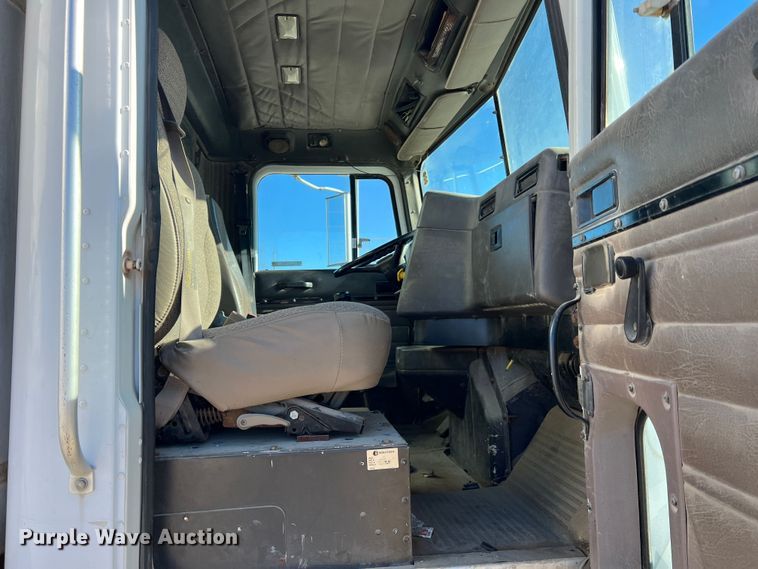 image for item MM9050 1996 International Paystar 5000  fertilizer delivery truck