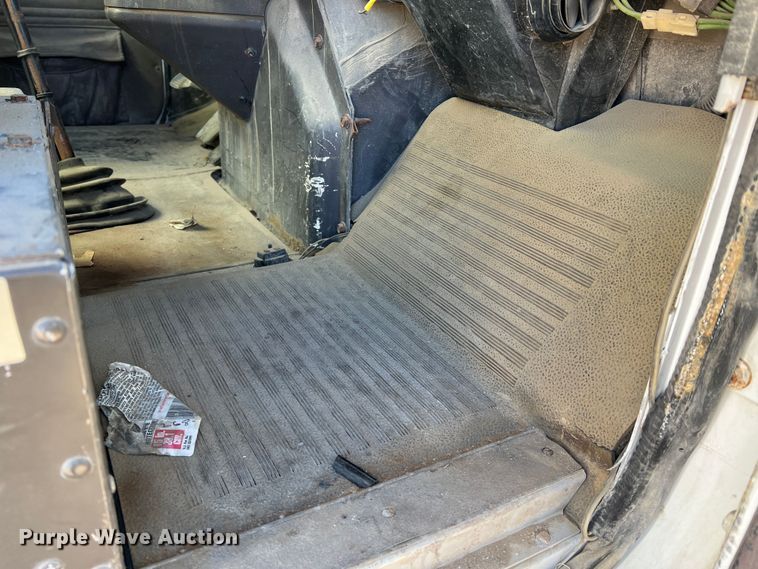 image for item MM9050 1996 International Paystar 5000  fertilizer delivery truck