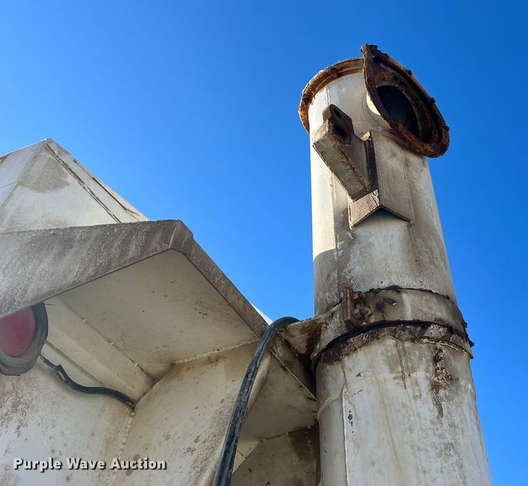 image for item MM9050 1996 International Paystar 5000  fertilizer delivery truck