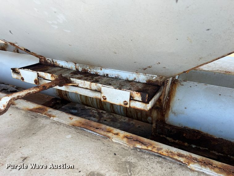 image for item MM9050 1996 International Paystar 5000  fertilizer delivery truck