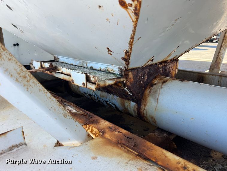 image for item MM9050 1996 International Paystar 5000  fertilizer delivery truck