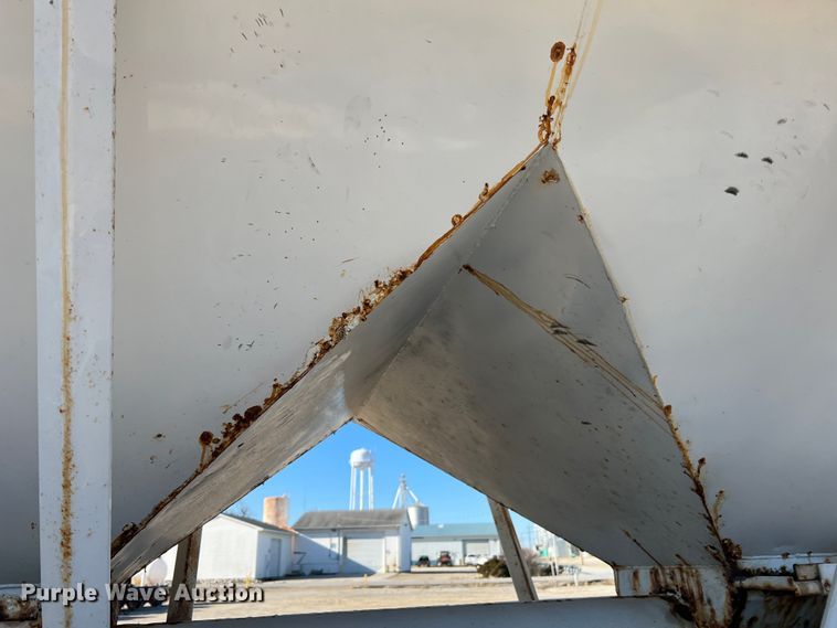 image for item MM9050 1996 International Paystar 5000  fertilizer delivery truck