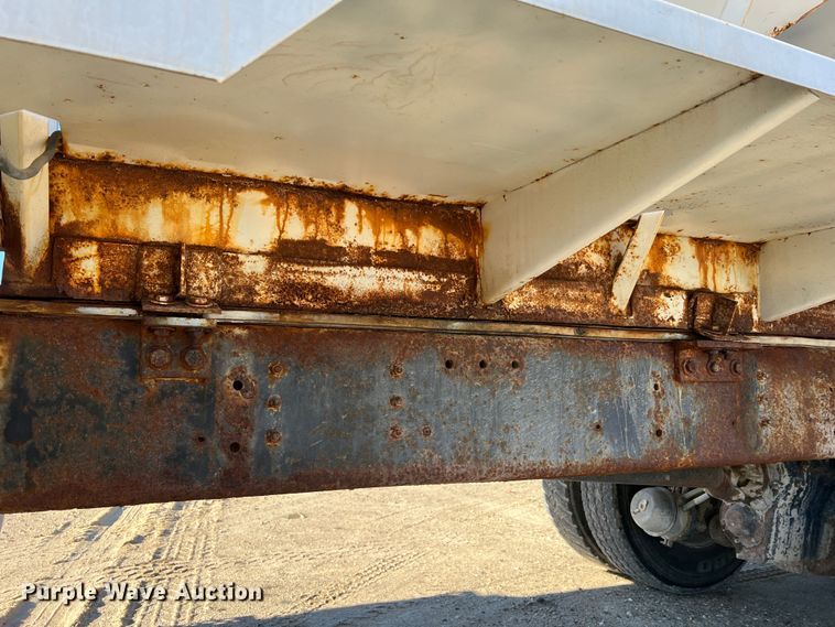 image for item MM9050 1996 International Paystar 5000  fertilizer delivery truck