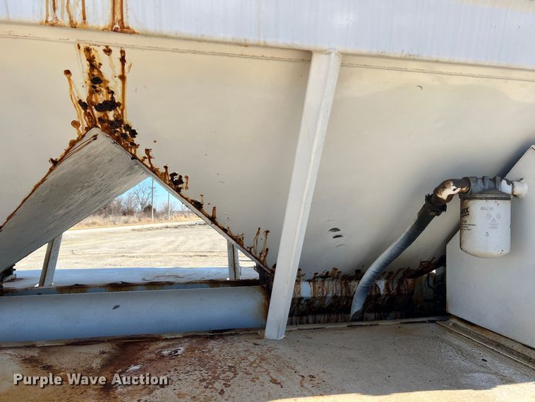 image for item MM9050 1996 International Paystar 5000  fertilizer delivery truck