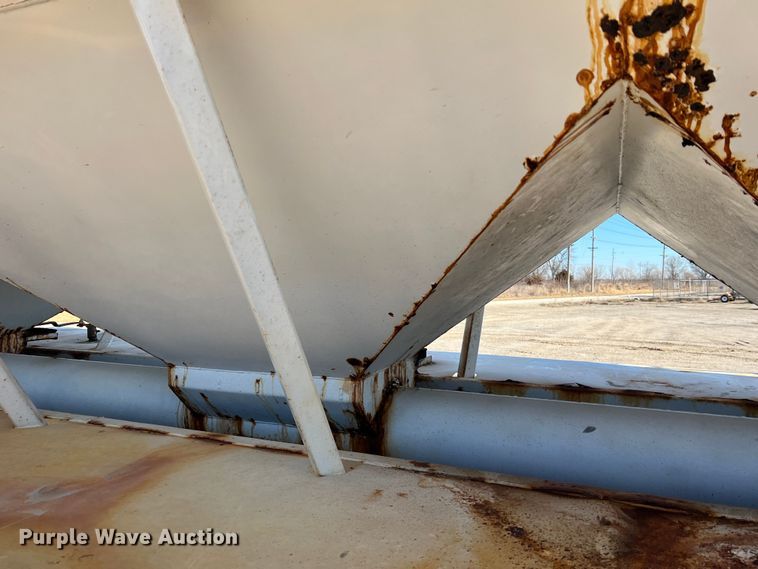 image for item MM9050 1996 International Paystar 5000  fertilizer delivery truck