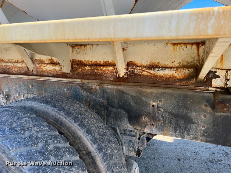 image for item MM9050 1996 International Paystar 5000  fertilizer delivery truck