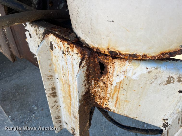 image for item MM9050 1996 International Paystar 5000  fertilizer delivery truck