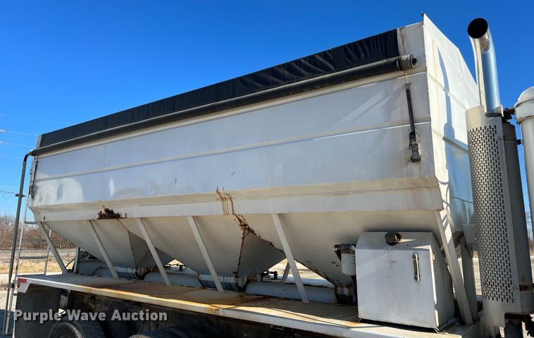 image for item MM9050 1996 International Paystar 5000  fertilizer delivery truck