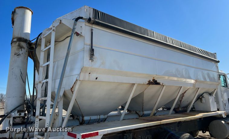 image for item MM9050 1996 International Paystar 5000  fertilizer delivery truck