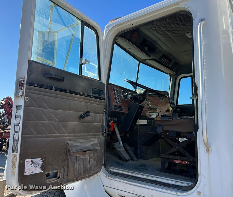 image for item MM9050 1996 International Paystar 5000  fertilizer delivery truck