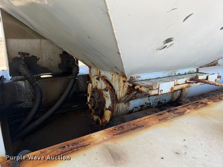 image for item MM9050 1996 International Paystar 5000  fertilizer delivery truck