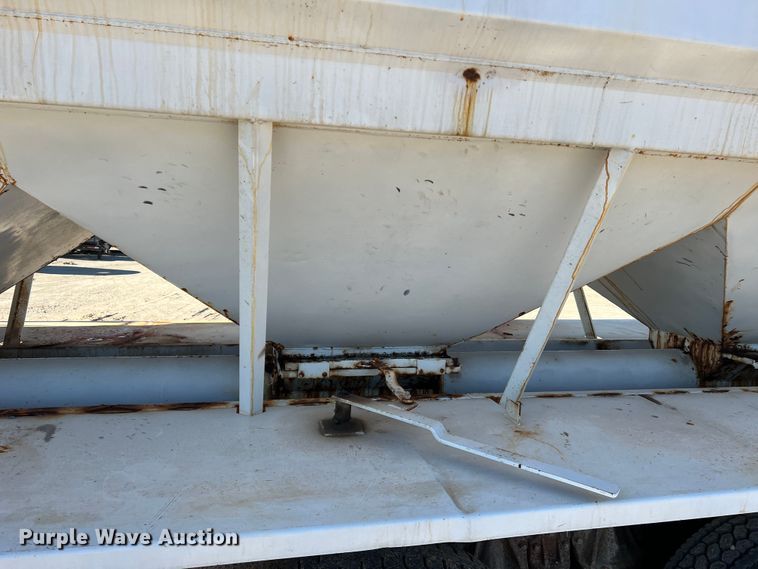 image for item MM9050 1996 International Paystar 5000  fertilizer delivery truck