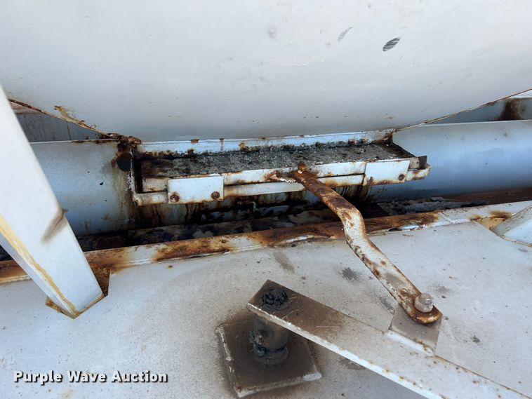 image for item MM9050 1996 International Paystar 5000  fertilizer delivery truck