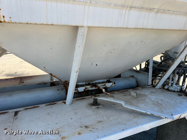 image for item MM9050 1996 International Paystar 5000  fertilizer delivery truck