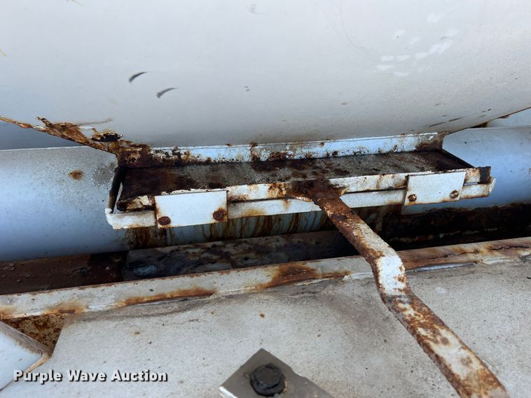 image for item MM9050 1996 International Paystar 5000  fertilizer delivery truck