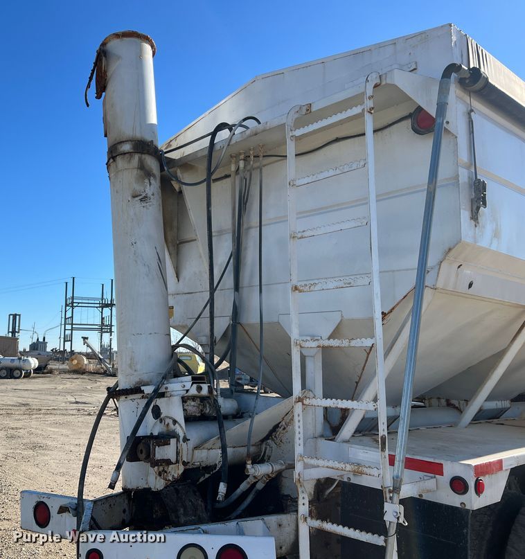 image for item MM9050 1996 International Paystar 5000  fertilizer delivery truck