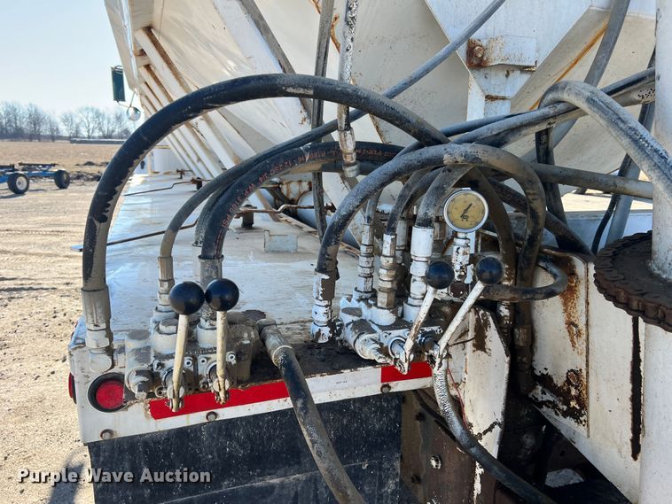 image for item MM9050 1996 International Paystar 5000  fertilizer delivery truck