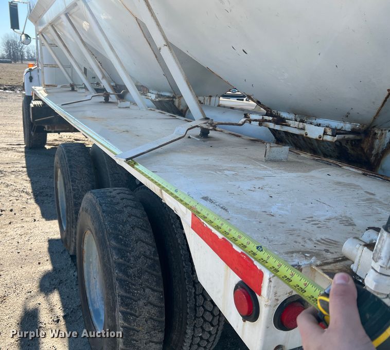 image for item MM9050 1996 International Paystar 5000  fertilizer delivery truck