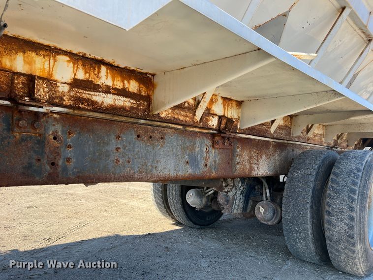 image for item MM9050 1996 International Paystar 5000  fertilizer delivery truck