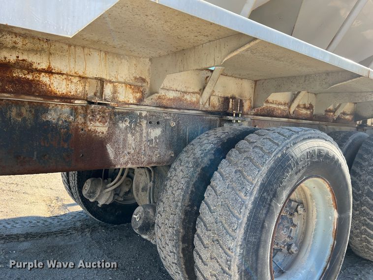 image for item MM9050 1996 International Paystar 5000  fertilizer delivery truck