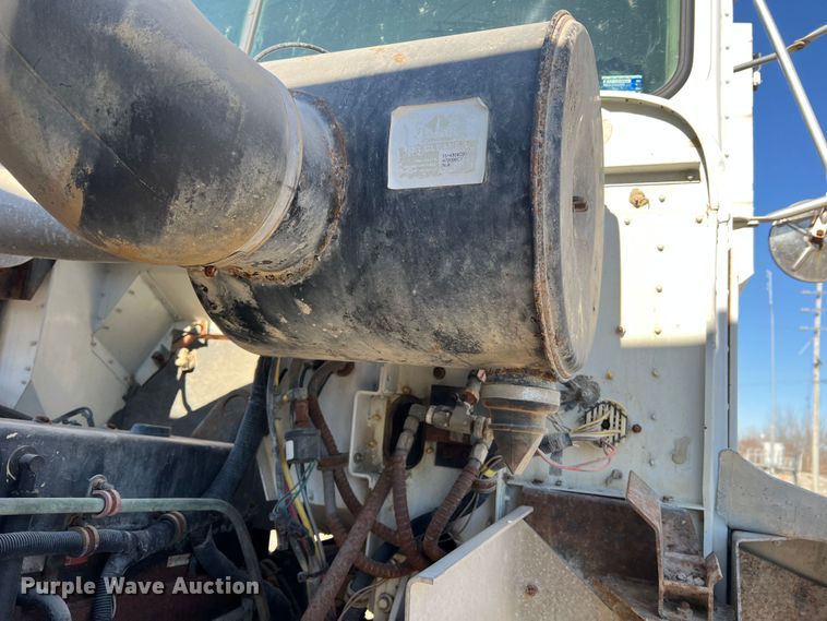 image for item MM9050 1996 International Paystar 5000  fertilizer delivery truck