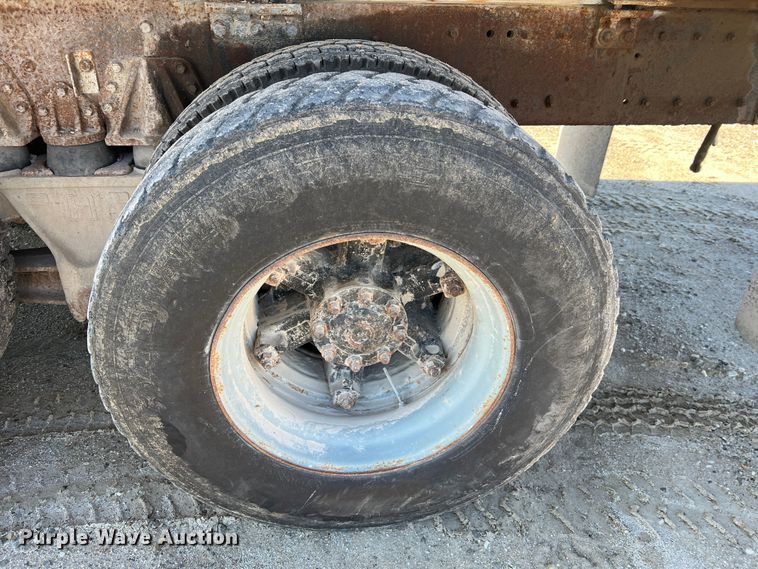 image for item MM9050 1996 International Paystar 5000  fertilizer delivery truck