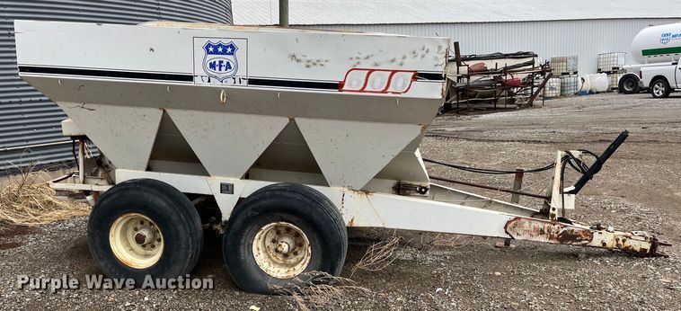 image for item MW9504 Willmar 600  spreader