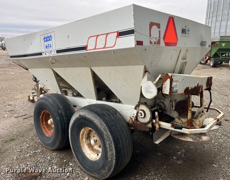 image for item MW9504 Willmar 600  spreader