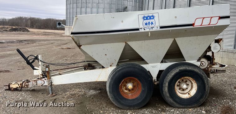 image for item MW9504 Willmar 600  spreader